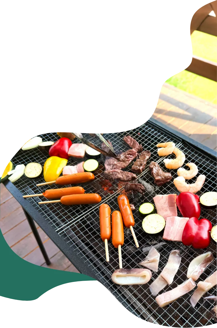 コテージでバーベキューを楽しむ様子