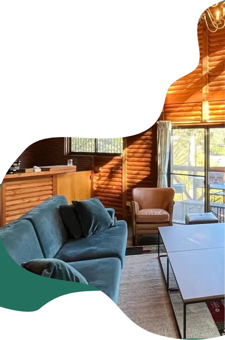 ログハウス風の貸別荘の内観