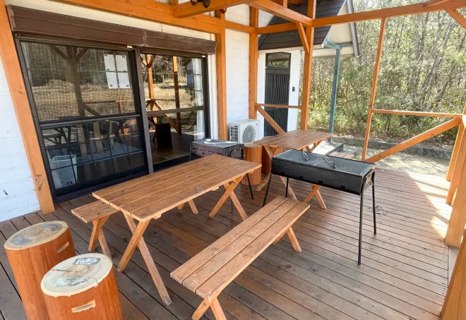 森と丘のお宿 Toju 高島のBBQウッドデッキ