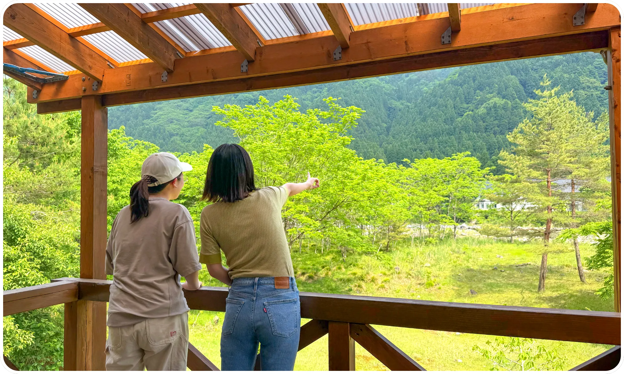 鯖山荘 山川-Sansen-のテラスから風景を楽しむ様子