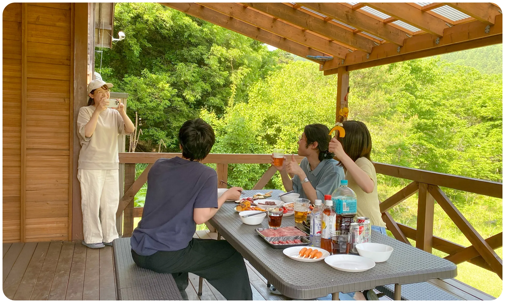 鯖山荘 山川-Sansen-のテラスで写真撮影を楽しむ様子